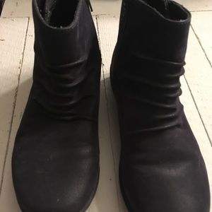 Clark’s Cloudsteppers booties. Navy. Size 8.